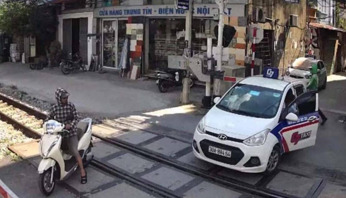 Hiện tượng cố tình vượt rào chắn đường sắt ở Việt Nam hiện nay còn khá phổ biến. Hành vi này tiềm ẩn nguy cơ gây ra những vụ tai nạn giao thông thảm khốc.