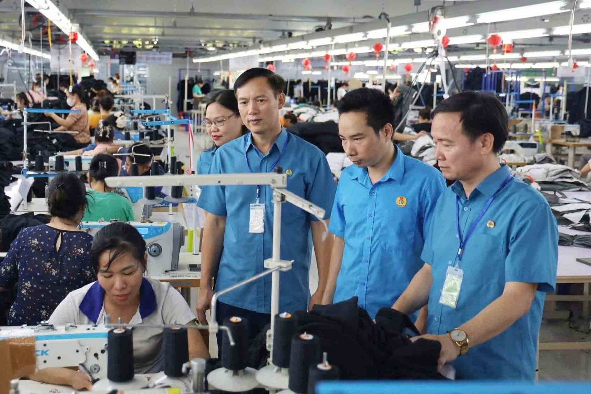 Doanh nghiệp Hà Tĩnh tăng thưởng, giữ chân lao động giữa “cơn khát” nhân lực