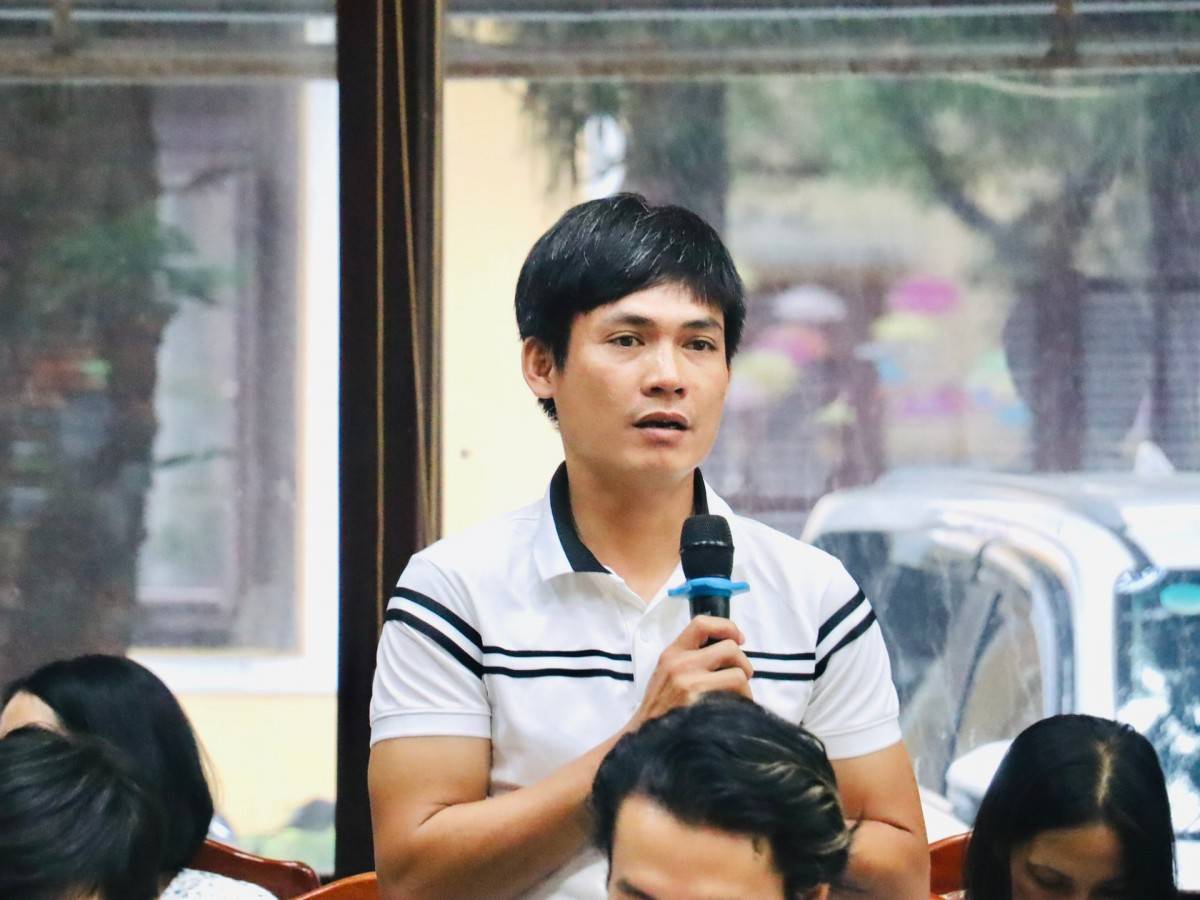 Một hộ sản xuất tại làng gốm Thanh Hà (phường Hội An Tây) nêu kiến nghị tại hội thảo. Ảnh: