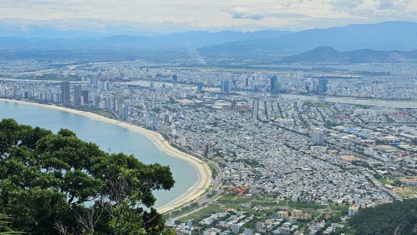 rong đó, cực Đà Nẵng – Hội An được xác định là một trong hai trung tâm động lực lớn, phát triển gắn với hệ thống sân bay quốc tế và cảng biển,