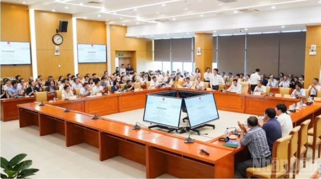 Roadshow dịch vụ tư vấn lập nghiên cứu báo cáo khả thi (bao gồm thiết kế FEED) dự án đường sắt tốc độ cao trên trục bắc-nam (gói thầu tư vấn TV02). Đông đảo đại diện các cơ quan, tổ chức và doanh nghiệp tham gia sự kiện roadshow tư vấn cho dự án đường sắt tốc độ cao trên trục Bắc-Nam (Ảnh: https://nhandan.vn).