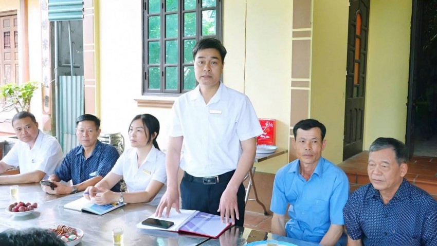 Đại biểu Hội đồng nhân dân lắng nghe và trả lời cử tri