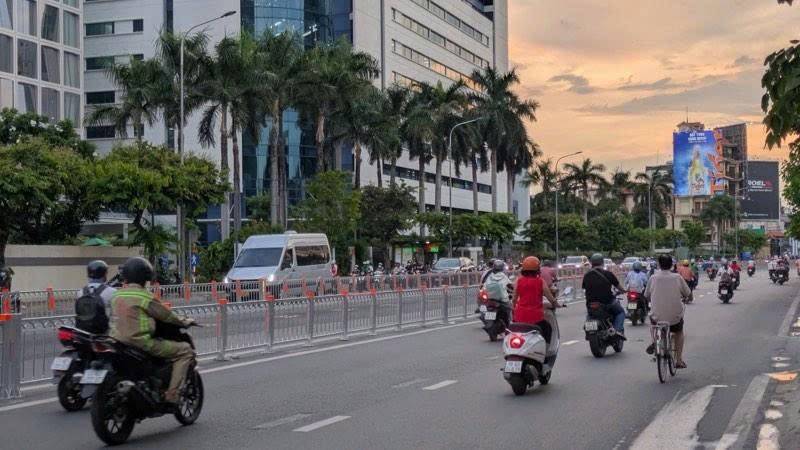 Hình ảnh vắng vẻ, thông thoáng trên đường Cộng Hòa chiều ngày 15/5 sau khi áp dụng
