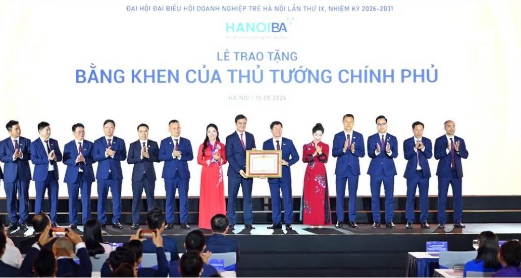 Đồng chí Bùi Quang Huy - Ủy viên Trung ương Đảng, Bí thư thứ nhất Trung ương Đoàn (người thứ 7 từ phải sang) trao Bằng khen của Thủ tướng Chính phủ tặng Hội Doanh nghiệp trẻ Hà Nội. 