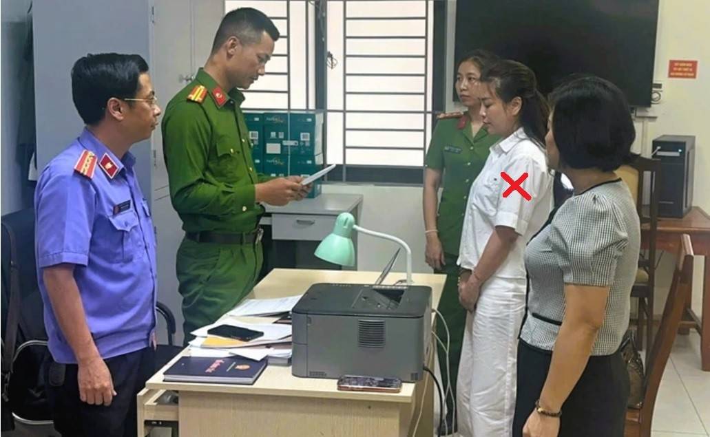 Cơ quan tố tụng thi hành các lệnh khởi tố, bắt tạm giam nữ giám đốc Trịnh Thị Vân Anh (dấu X) (Ảnh: VKSND tỉnh Thanh Hóa).