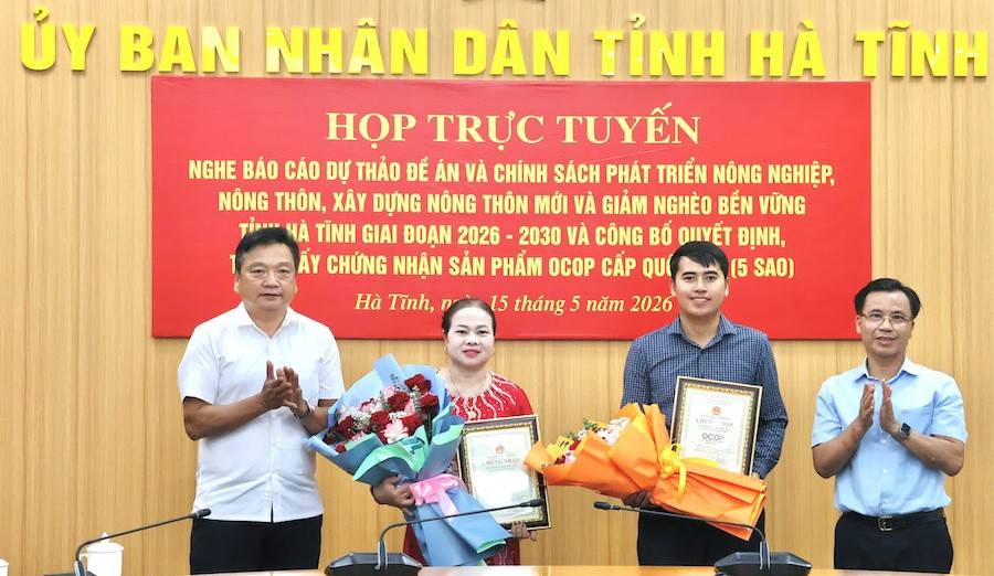 Phó Chủ tịch UBND tỉnh Hà Tĩnh Hồ Huy Thành đã trao Giấy chứng nhận sản phẩm OCOP cấp quốc gia (5 sao) cho 2 sản phẩm, đó là nước mắm Phú Khương và nước mắm Luận Nghiệp.