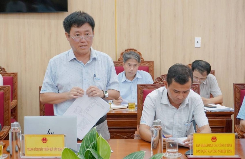 Đại diện lãnh đạo Trung tâm Phát triển Quỹ đất tỉnh báo cáo tại cuộc họp