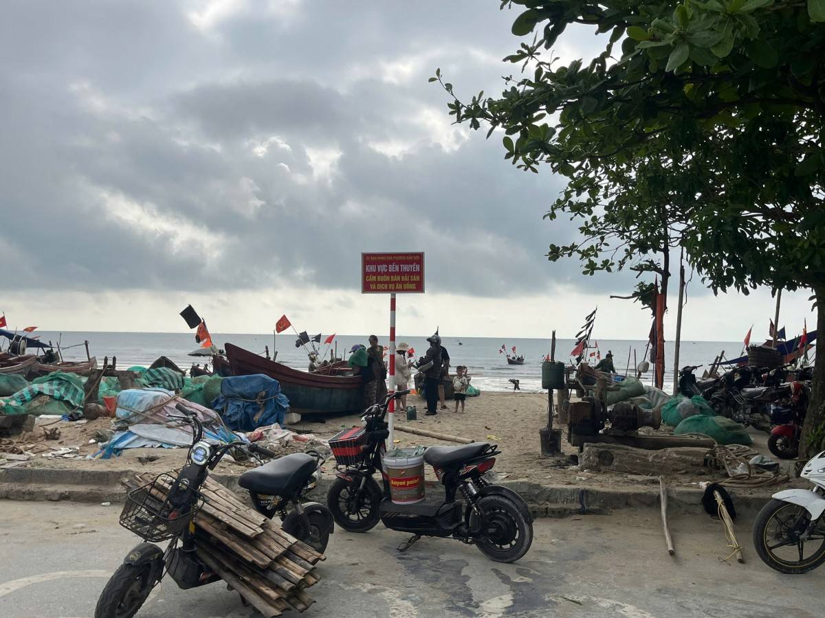 Nhiều “Cấm buôn bán hải sản và dịch vụ ăn uống”
