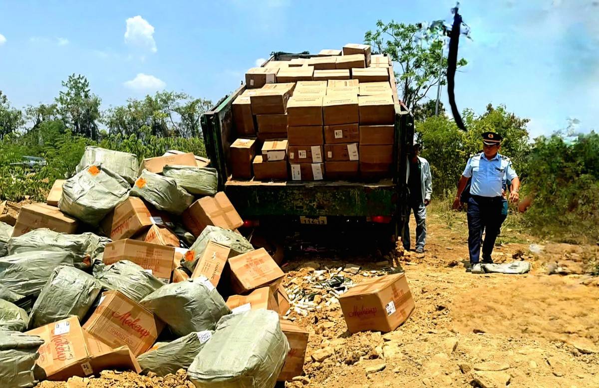 Lực lượng quản lý thị trường vận chuyển hàng hóa vi phạm đến khu vực tiêu hủy.