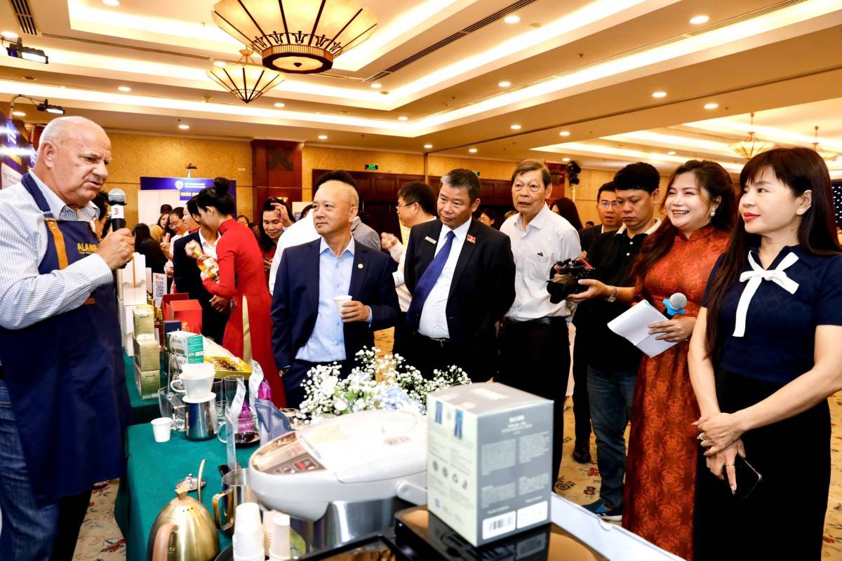 Tham quan các gian hàng trưng bày của doanh nghiệp tại sự kiện.
