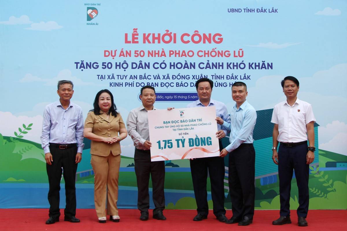 Bà Cao Thị Hòa An - Ủy viên Trung ương Đảng, Phó Bí thư Thường trực Tỉnh ủy Đắk Lắk và ông Phạm Tuấn Anh trao bảng tượng trưng số tiền 1,75 tỷ đồng của bạn đọc Báo Dân trí chung tay ủng hộ 50 nhà phao chống lũ cho người dân. (Ảnh: Phạm Hoàng).