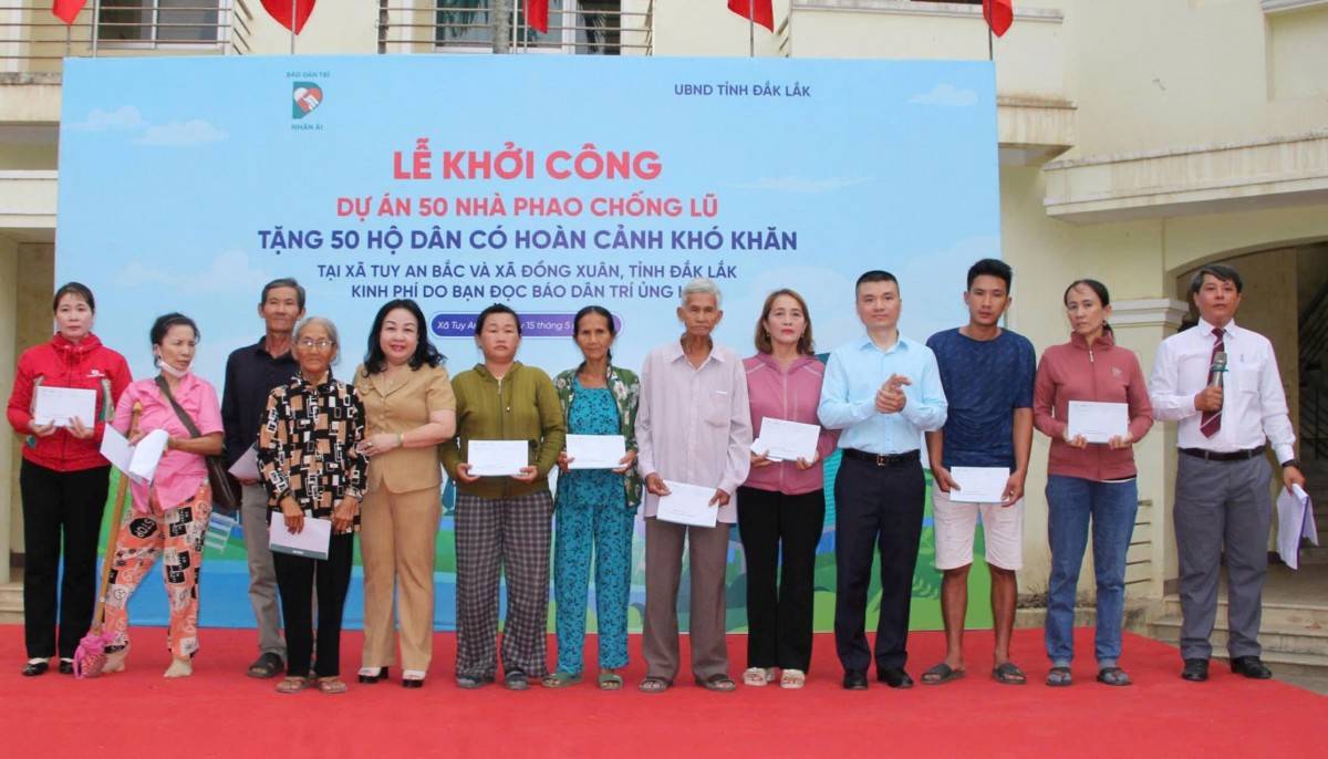 Bà Cao Thị Hòa An và ông Phạm Tuấn Anh trao tặng quà cho các gia đình có hoàn cảnh khó khăn, bị ảnh hưởng bão, lũ cuối năm 2025 tại xã Tuy An Bắc. (Ảnh: Phạm Hoàng). 