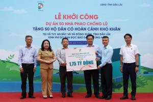 Đắk Lắk: 50 hộ dân có hoàn cảnh khó khăn được tặng nhà phao chống lũ