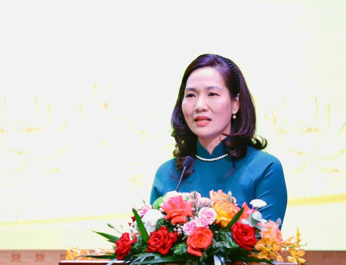 Đồng chí Nguyễn Thị Hạnh, Phó Chủ tịch UBND tỉnh, báo cáo tại hội nghị.