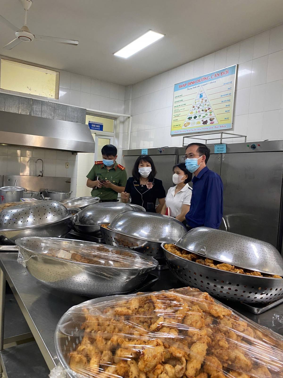 Trường Tiểu học Đinh Tiên Hoàng đón đoàn kiểm tra liên ngành về an toàn thực phẩm và y tế học đường