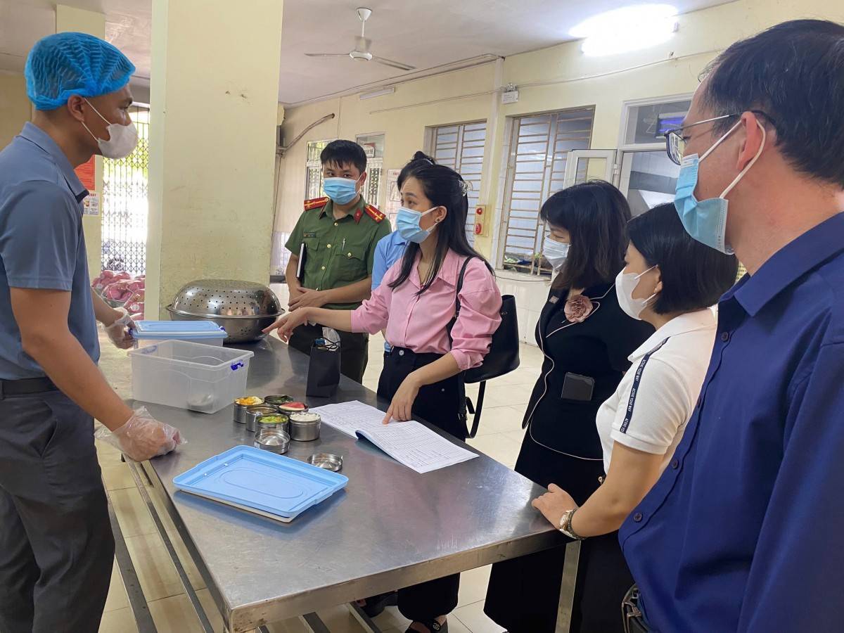 Trường Tiểu học Đinh Tiên Hoàng đón đoàn kiểm tra liên ngành về an toàn thực phẩm và y tế học đường