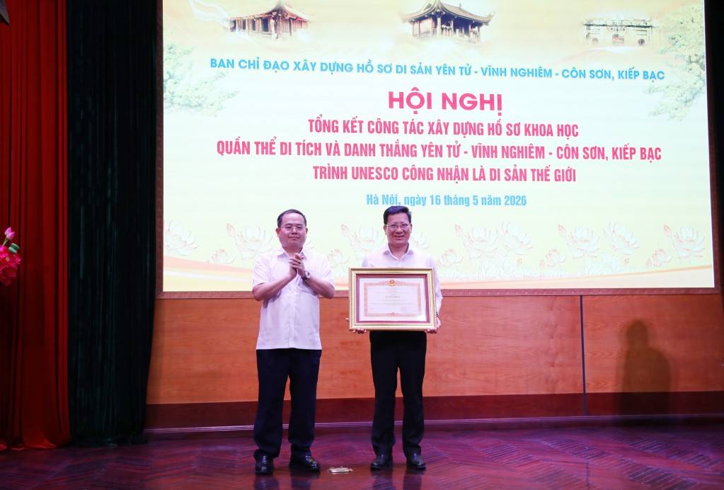 Thừa ủy quyền của Thủ tướng Chính phủ, đồng chí Quản Minh Cường, Ủy viên Trung ương Đảng, Bí thư Tỉnh ủy, Trưởng Đoàn ĐBQH tỉnh, trao Bằng khen của Thủ tướng Chính phủ cho Sở Văn hóa, Thể thao và Du lịch.