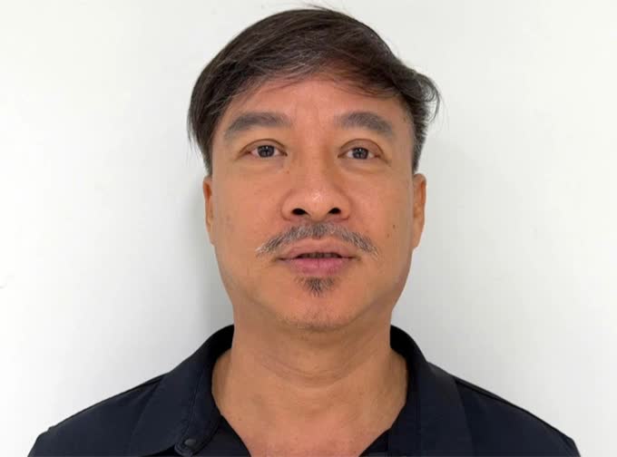 Thời cuộc  Hình sự Thứ bảy, 16/5/2026, 13:51 (GMT+7) Ca sĩ Quang Lập bị khởi tố vì 'xâm phạm bản quyền' Ông Diệp Quang Lập, 45 tuổi, tức ca sĩ Quang Lập, chủ Trung tâm Giọng ca để đời bị cáo buộc Xâm phạm quyền tác giả, quyền liên quan.  Ngày 16/5, ca sĩ Quang Lập bị Cục Cảnh sát điều tra tội phạm về tham nhũng, kinh tế, buôn lậu (C03, Bộ Công an) khởi tố về hành viXâm phạm quyền tác giả, quyền liên quan.  Động thái này được cơ quan điều tra đưa ra trong quá trình đấu tranh, ngăn chặn, xử lý hành vi xâm phạm quyền sở hữu trí tuệ theo chỉ đạo của lãnh đạo Bộ Công an.  Hiện, hành vi sai phạm cụ thể của nam ca sĩ chưa được công bố, do C03 đang tiếp tục mở rộng điều tra, làm rõ hành vi của người liên quan; đồng thời xác minh tài sản phục vụ việc thu hồi theo quy định.  Diệp Văn Lập tại cơ quan điều tra. Ảnh:Bộ Công an Diệp Văn Lập tại cơ quan điều tra. Ảnh:Bộ Công an