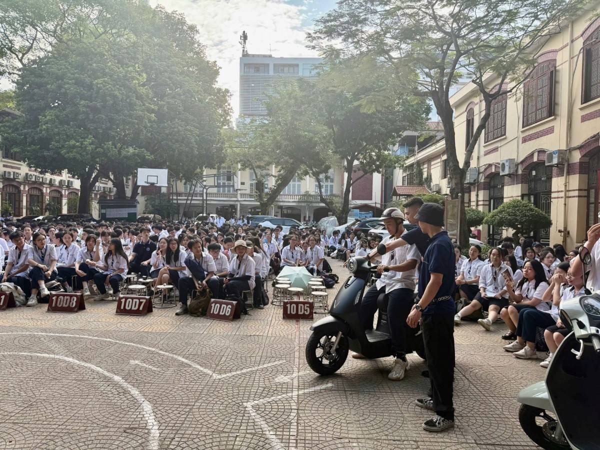 Sự kiện “Phủ xanh trường học 2026” tại trường THPT Trần Phú - Hoàn Kiếm đã thu hút đông đảo học sinh tham gia