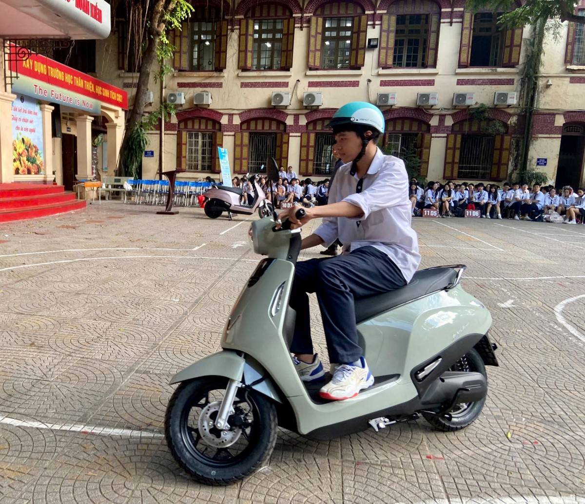 Em Cao Thành Đạt trải nghiệm xe đổi pin Evo Lite tại sự kiện