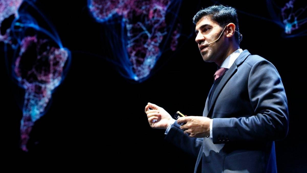 Parag Khanna là chiến lược gia toàn cầu nổi tiếng với nhiều nghiên cứu về tương lai châu Á, cạnh tranh kinh tế và sự dịch chuyển của các trung tâm tăng trưởng toàn cầu.