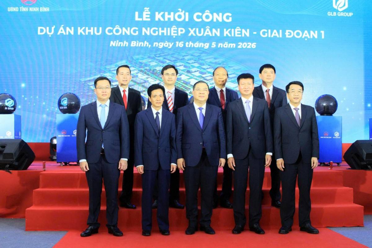 Phó Thủ tướng Thường trực Chính phủ Phạm Gia Túc và các đại biểu dự Lễ khởi công khu công nghiệp Xuân Kiên giai đoạn 1 tại tỉnh Ninh Bình (Ảnh: VGP/Phương Nguyên).