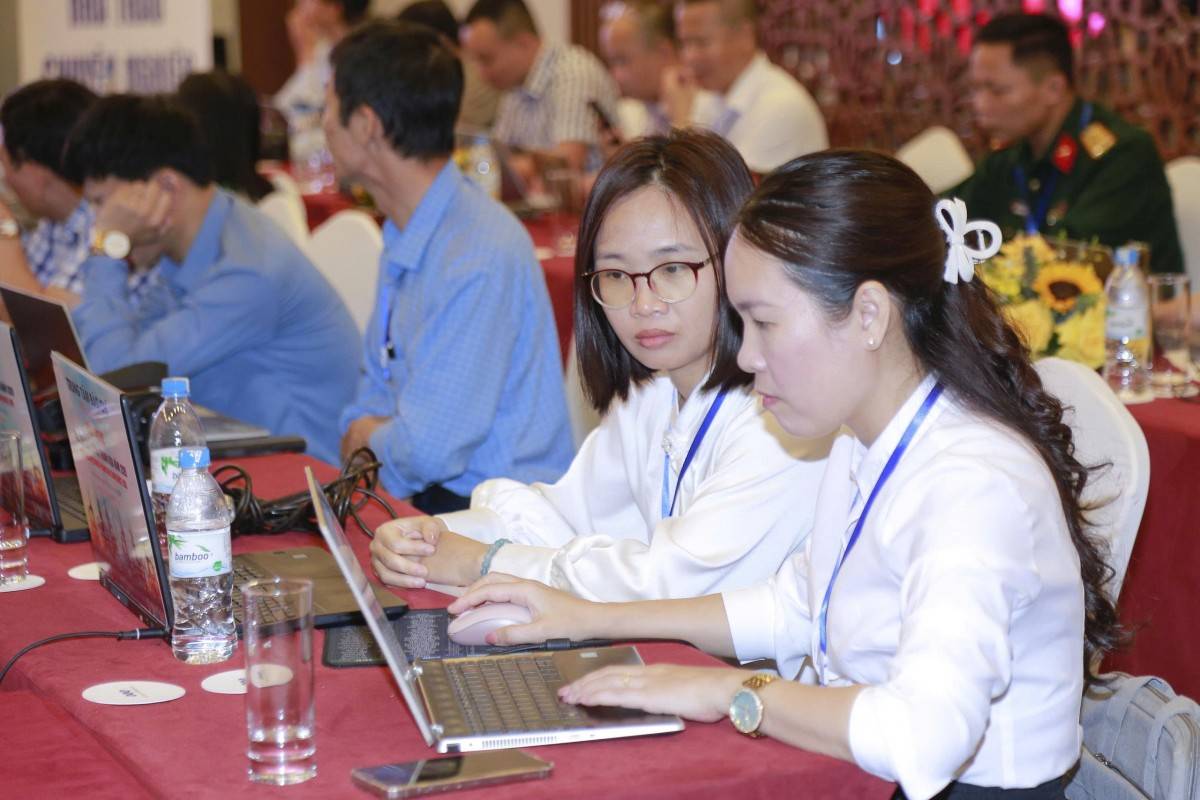 Nhà báo Minh Hằng, Phòng Thời sự, Báo và Phát thanh - Truyền hình Thanh Hóa trong lần tác nghiệp tại Hội nghị xúc tiến đầu tư tỉnh năm 2026