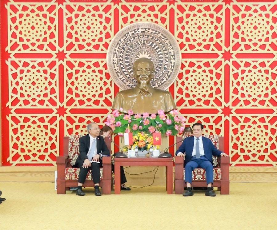 Chủ tịch UBND tỉnh Nghệ An Võ Trọng Hải tiếp ngài Adam Mulawarman Tugio - Đại sứ Đặc mệnh toàn quyền nước Cộng hòa Indonesia tại Việt Nam.