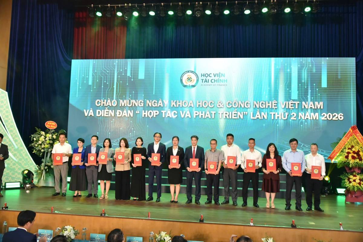 Tăng gắn kết đào tạo và thực tiễn: Hướng đi thu hẹp khoảng cách nhân lực