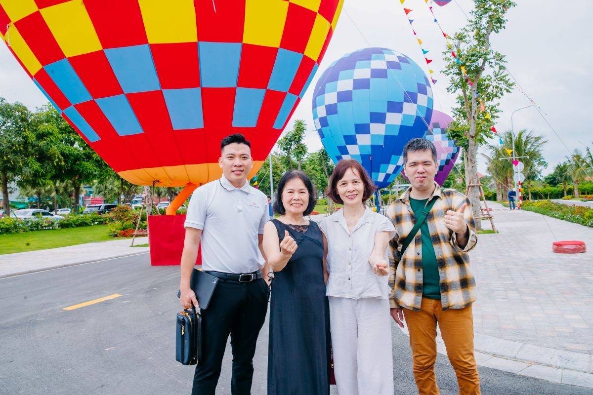 Sống tại Hoàn Kiếm nhiều chục năm, bà Hằng (áo đen) đang muốn tìm kiếm một không gian an cư mới trong lành hơn
