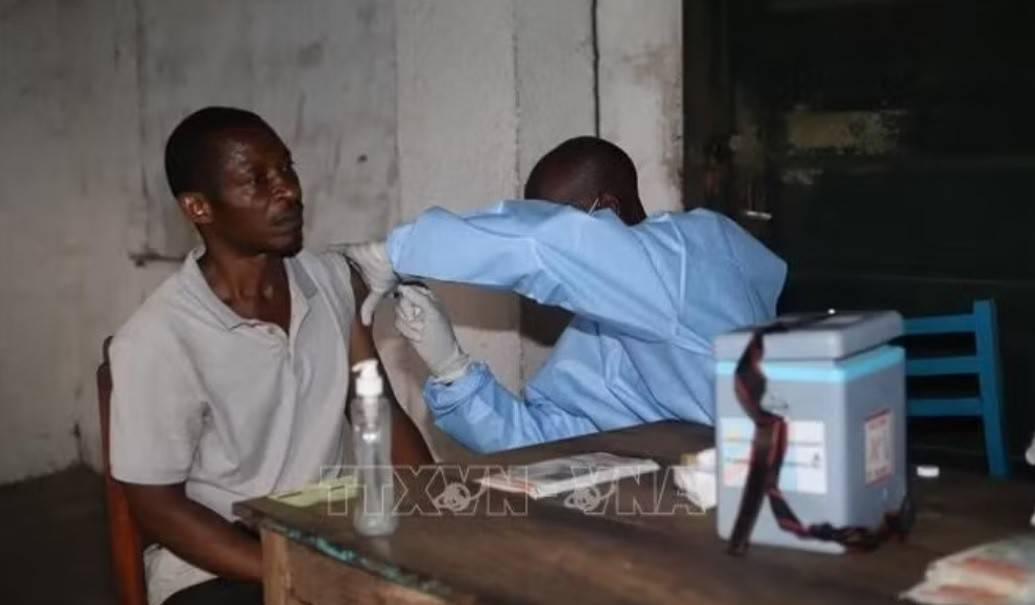 Nhân viên y tế tiêm vaccine phòng Ebola cho người dân tại Bulape, Cộng hòa Dân chủ Congo (Ảnh: THX/TTXVN).
