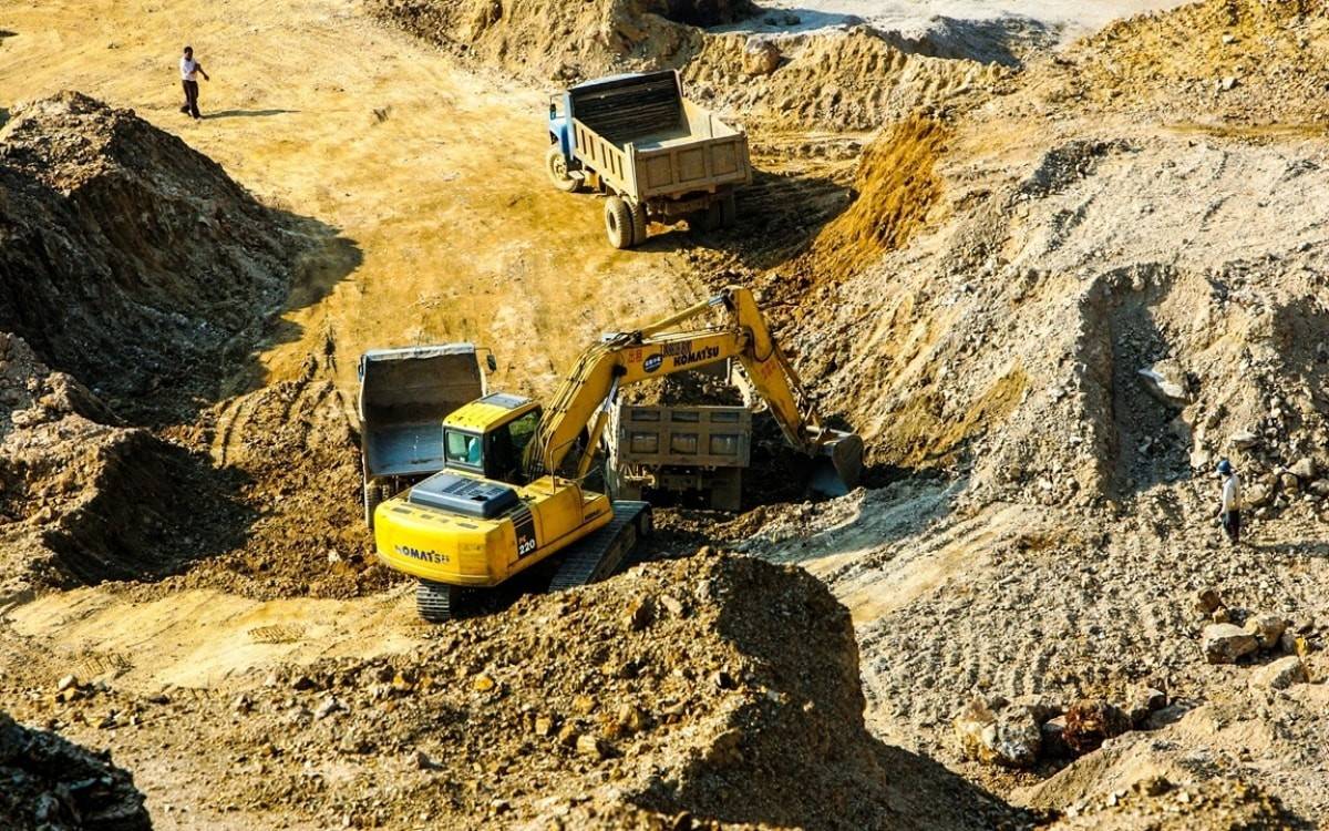 Các mỏ có hàm lượng cao (nồng độ các nguyên tố đất hiếm cao hơn) giúp giảm chi phí khai thác. Các mỏ có hàm lượng thấp đòi hỏi nhiều quy trình xử lý hơn, làm tăng chi phí.
