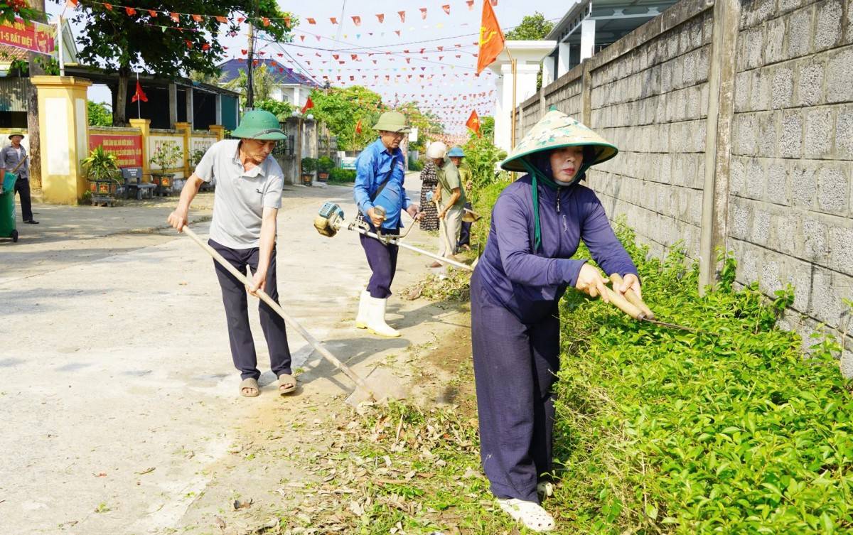 Người dân thôn Chánh Hòa (xã Nam Trạch) làm vệ sinh, bảo vệ môi trường xanh-sạch-đẹp