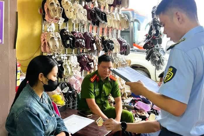 Thanh Hóa: Bán hàng giả mạo thương hiệu, 2 hộ kinh doanh bị phạt