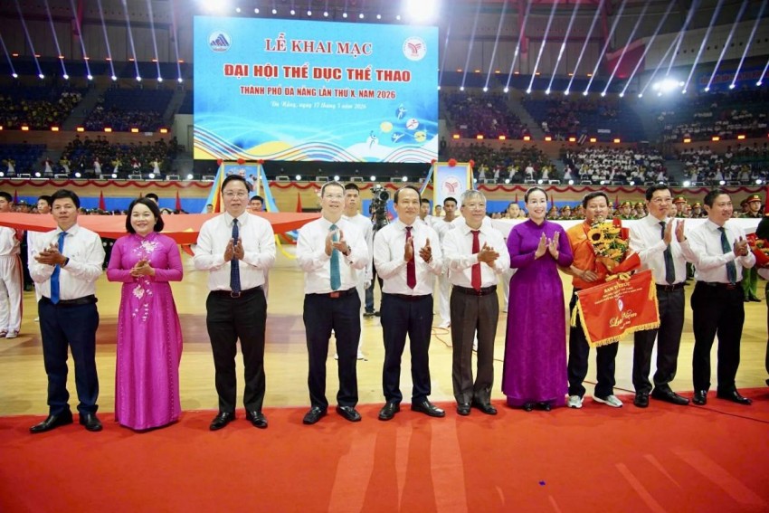 Lãnh đạo thành phố trao hoa và cờ lưu niệm cho các đoàn diễu hành biểu dương lực lượng