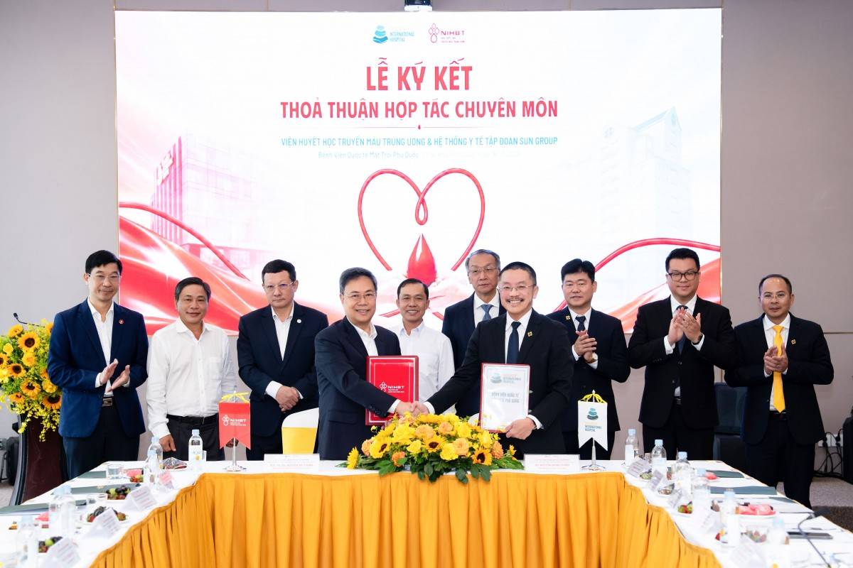 Ông Nguyễn Hà Thanh – Viện trưởng Viện Huyết học – Truyền máu Trung ương (bên trái) và ông Nguyễn Quang Thắng – Phó Giám đốc Khối Y tế Tập đoàn Sun Group, Giám đốc Bệnh viện Quốc tế Mặt Trời Phú Quốc (bên phải) thực hiện nghi thức ký kết hợp tác. Ảnh: Bệnh viện Quốc tế Mặt Trời.