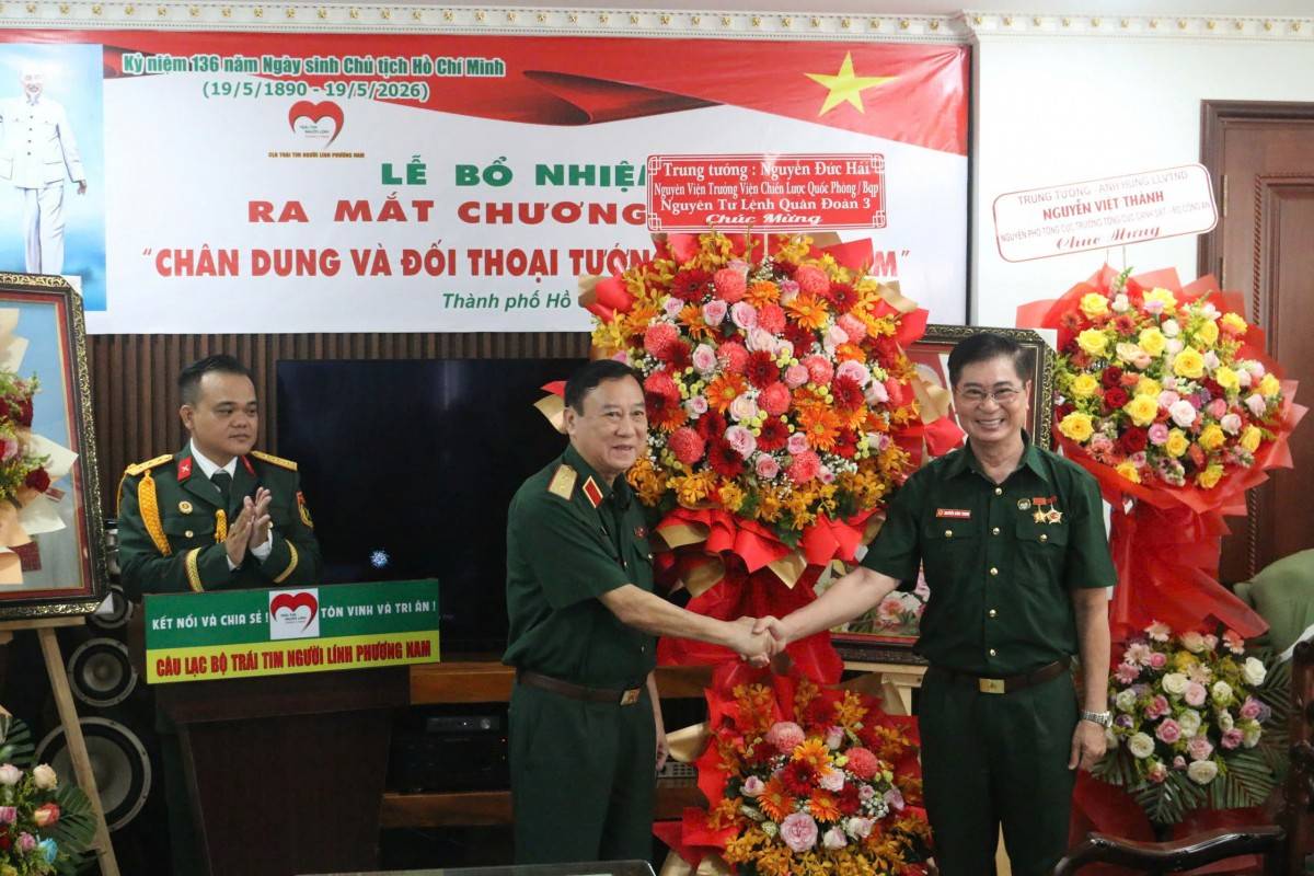 Trung tướng PGS Tiến sỹ Nguyễn Đức Hải - Nguyên Viện trưởng Viện Chiến lược Quốc phòng dự và tặng hoa Chúc mừng.