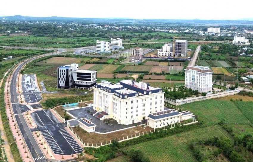 Trước thực trạng nhiều cơ sở nhà, đất dôi dư sau sắp xếp tổ chức bộ máy chưa được khai thác hiệu quả, tỉnh Quảng Ngãi yêu cầu các sở, ngành, địa phương khẩn trương hoàn tất việc rà soát, bàn giao và đưa vào sử dụng trước ngày 20/6/2026 nhằm tránh thất thoát, lãng phí tài sản công.