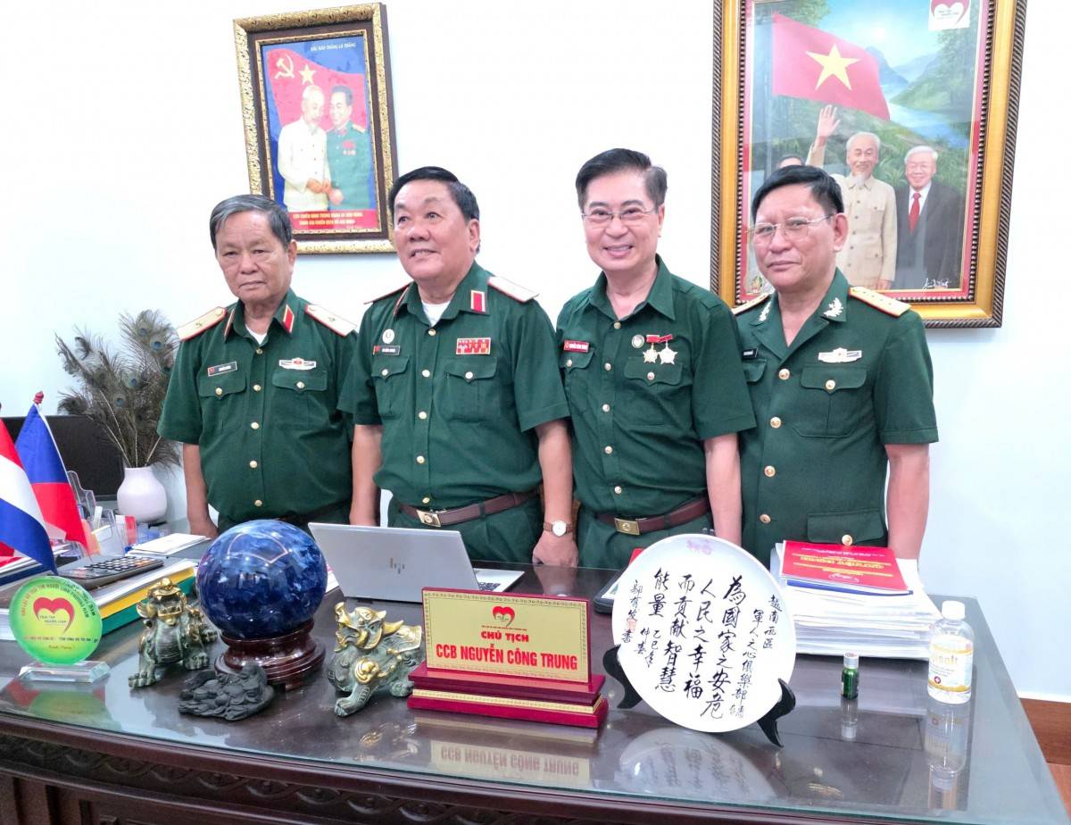Thiếu tướng Nguyễn Hoàng và Thiếu tướng Võ Hồng Quang chụp hình lưu niệm với các thành viên Hội đồng Điều hành Câu lạc bộ Trái tim Người lính Phương Nam.