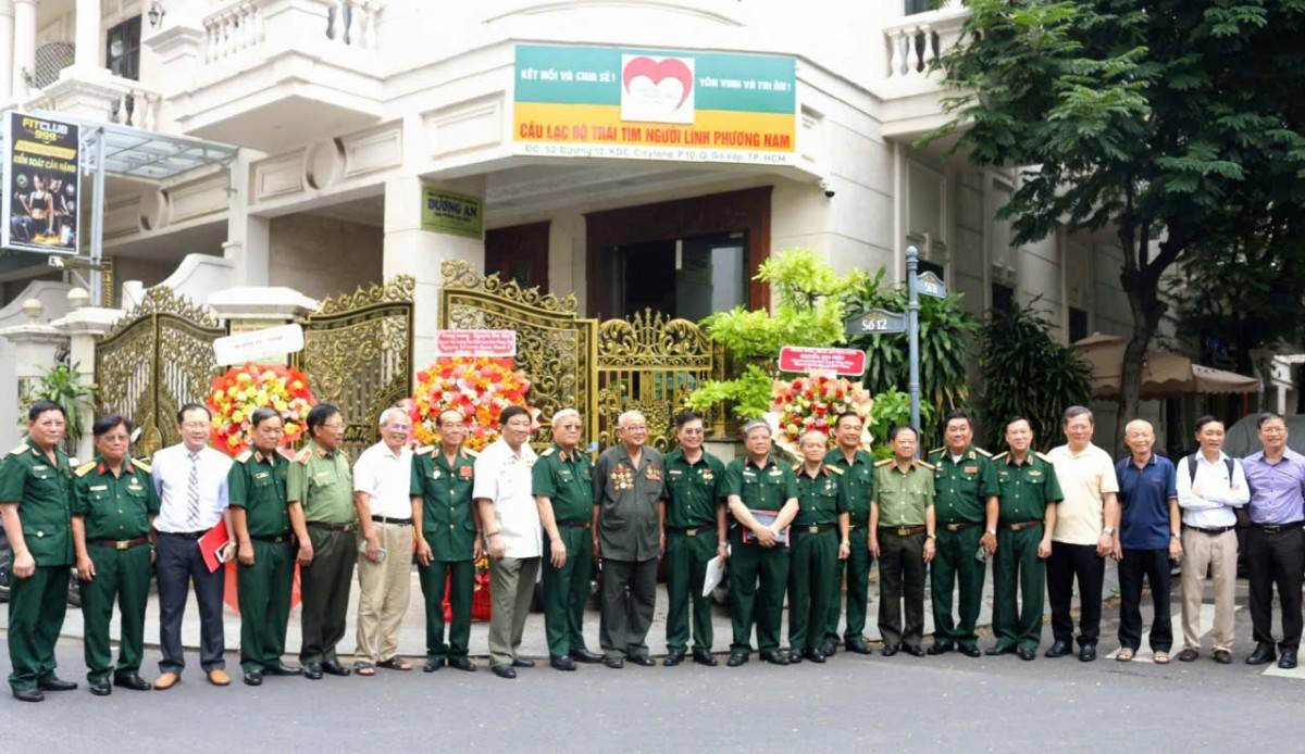 Các đại biểu khách mời chụp ảnh lưu niệm tại sự kiện.