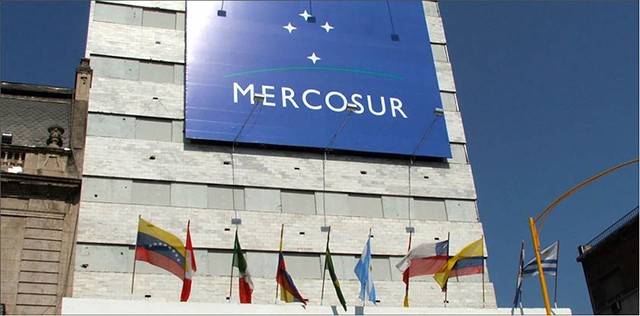 Mercosur (Mercado Común del Sur) là khối liên minh thương mại khu vực Nam Mỹ, thành lập năm 1991. Khối hướng tới mục tiêu thúc đẩy hội nhập kinh tế, tự do lưu chuyển hàng hóa, dịch vụ và các yếu tố sản xuất giữa các quốc gia thành viên.