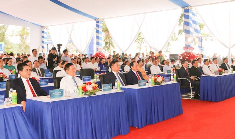 Các đại biểu Trung ương, địa phương, quốc tế và nhân dân dự Lễ công bố và khởi công hạ tầng kỹ thuật Dự án Nhà máy Nhiệt điện LNG Quỳnh Lập