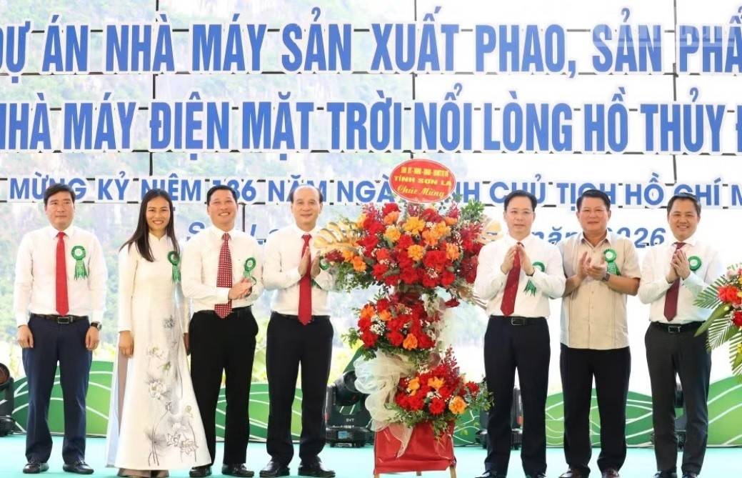 Đồng chí Hoàng Văn Nghiệm - Ủy viên Trung ương Đảng, Bí thư Tỉnh ủy Sơn La và các đồng chí lãnh đạo tỉnh tặng hoa chúc mừng các đơn vị (Ảnh: https://nhandan.vn).