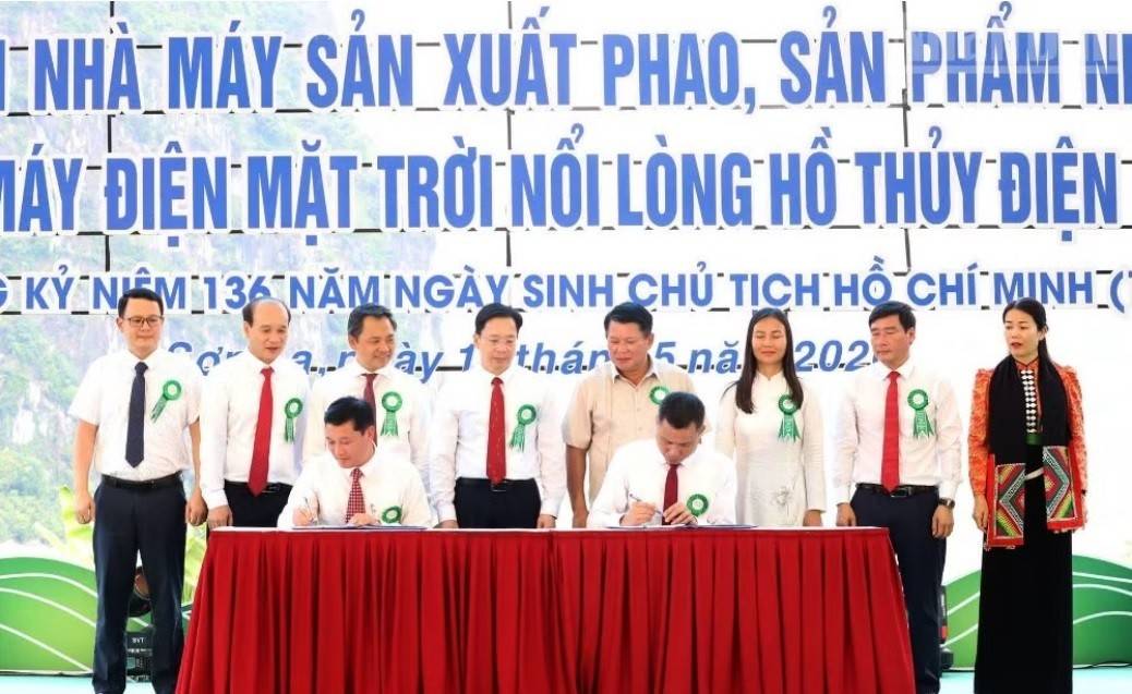 Đại diện nhà đầu tư và Ủy ban nhân dân tỉnh Sơn La đã ký cam kết triển khai dự án (Ảnh: https://nhandan.vn).
