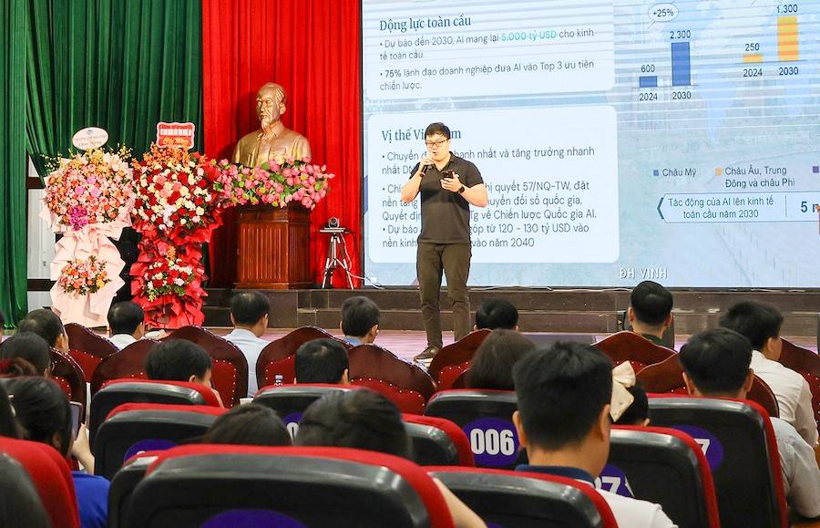 Ông Nguyễn Hồng Long - Thành viên Ban Phát triển nguồn nhân lực, Trung tâm Đổi mới Sáng tạo Quốc gia tham luận về Chương trình đào tạo AI tại hội nghị