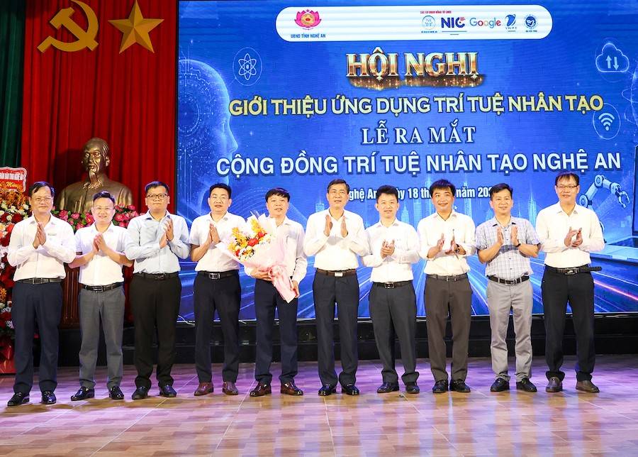 Ông Thái Văn Thành - Phó Chủ tịch UBND tỉnh Nghệ An tặng hoa chúc mừng Ban Sáng lập và Điều hành AI Nghệ An tại Lễ ra mắt Cộng đồng trí tuệ nhân tạo