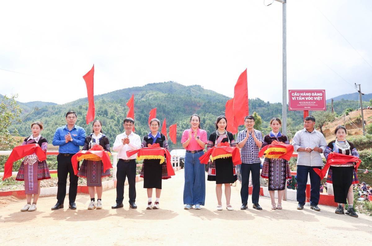 Quỹ Vì Tầm Vóc Việt khánh thành cầu Háng Gàng - Vì Tầm Vóc Việt tại Lào Cai