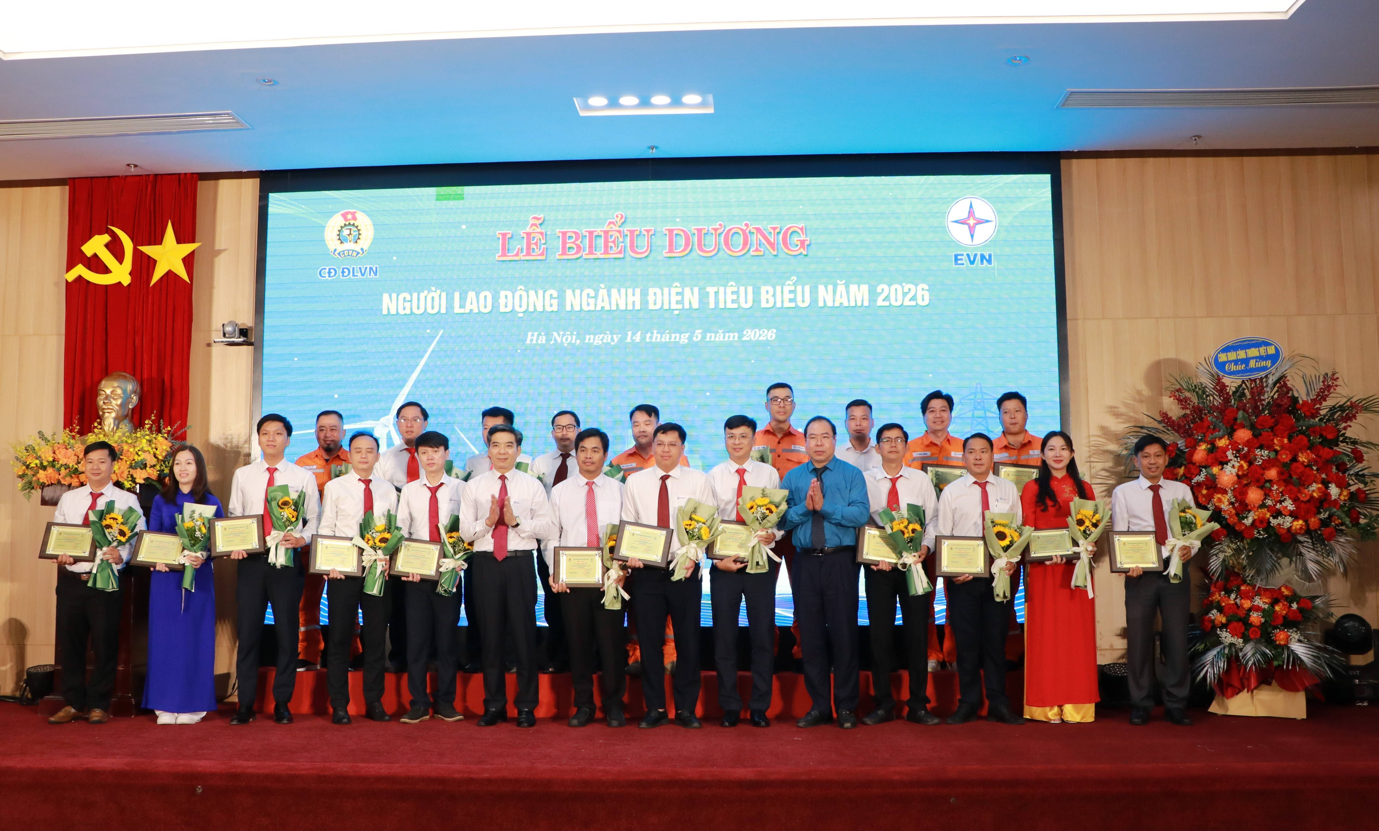 EVNNPC ghi dấu ấn với 26 cá nhân tiêu biểu tại Lễ biểu dương người lao động ngành Điện năm 2026