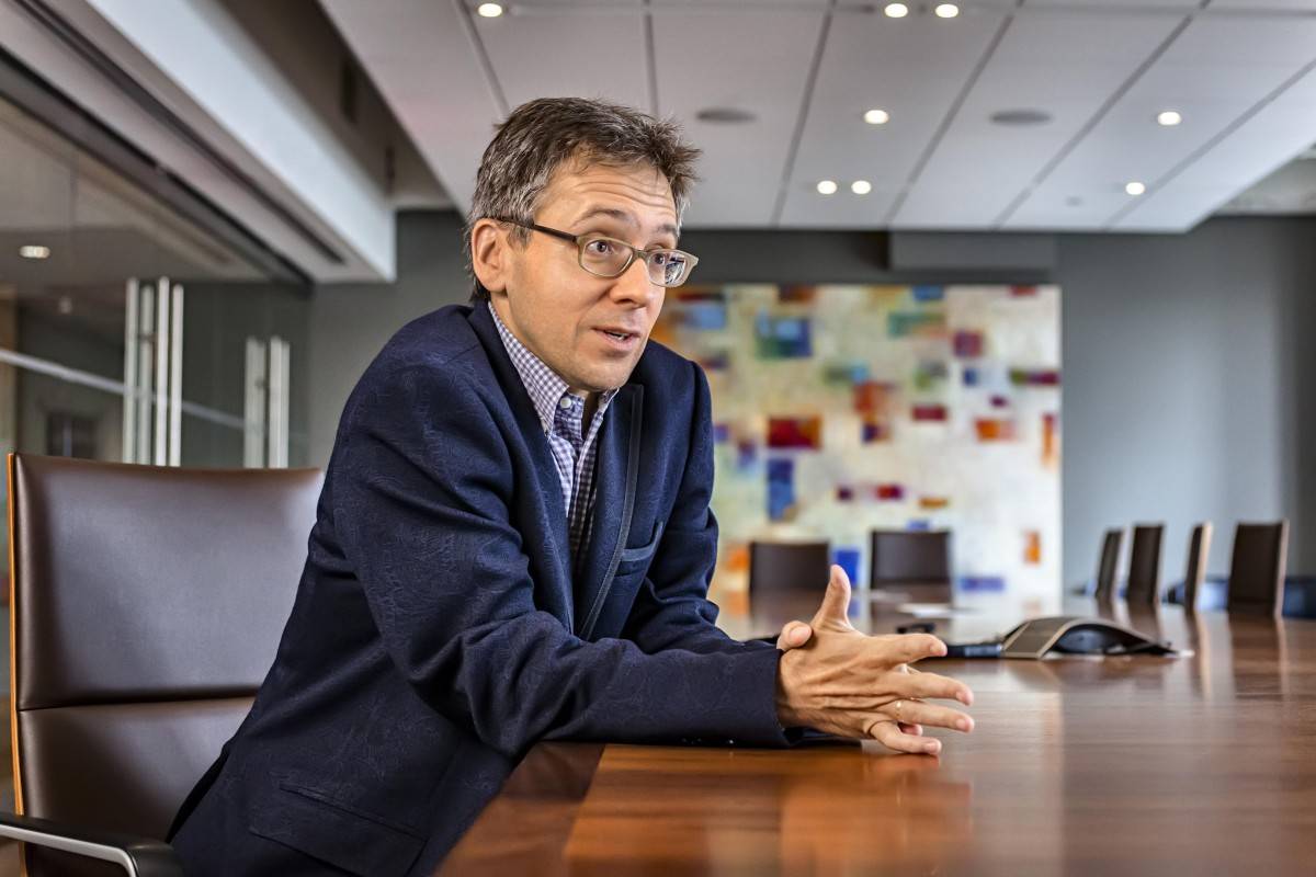 Ian Bremmer là nhà khoa học chính trị và chuyên gia địa chính trị nổi tiếng của Mỹ, đồng thời là Chủ tịch Eurasia Group – tổ chức tư vấn rủi ro chính trị hàng đầu thế giới. Ông thường xuyên phân tích các xu hướng lớn liên quan đến AI, địa chính trị, kinh tế toàn cầu và cạnh tranh công nghệ giữa các cường quốc.