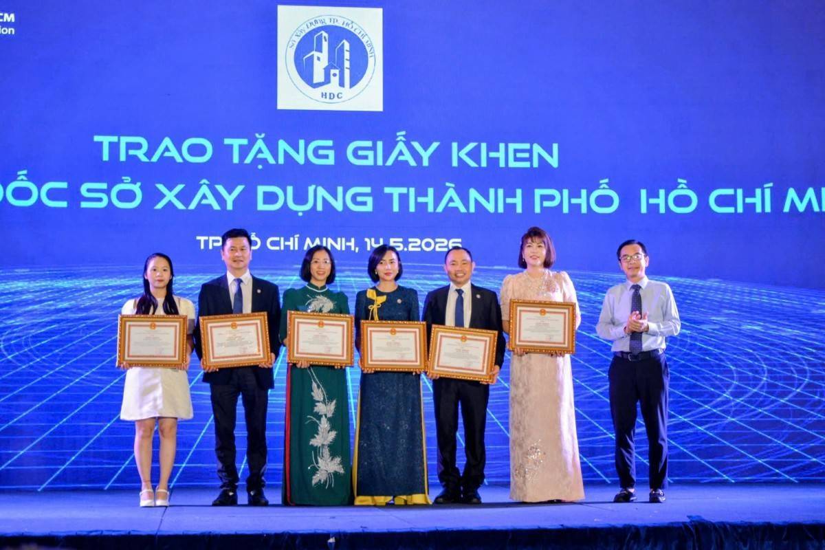 Nữ doanh nhân Phạm Hà – TGĐ Nhà máy Nhôm Vạn Xuân Thành nhận giấy khen từ Sở Xây dựng TP.HCM